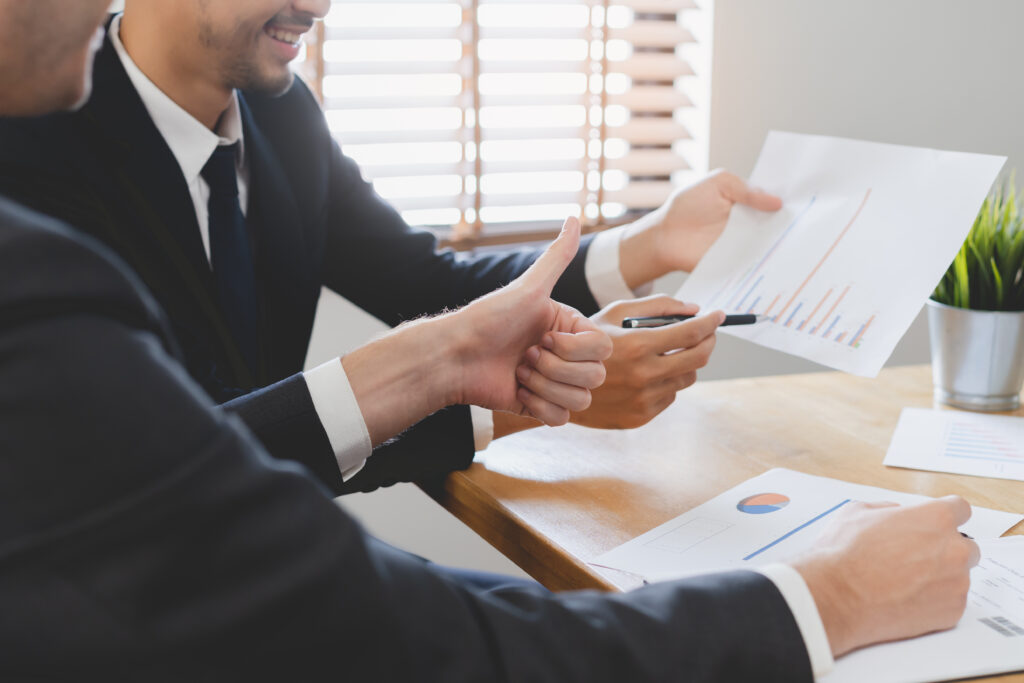 Reunião de consultoria financeira entre profissionais, com análise de gráficos e indicadores, no âmbito dos serviços de contabilidade e consultoria do ProjectoP na Moita.