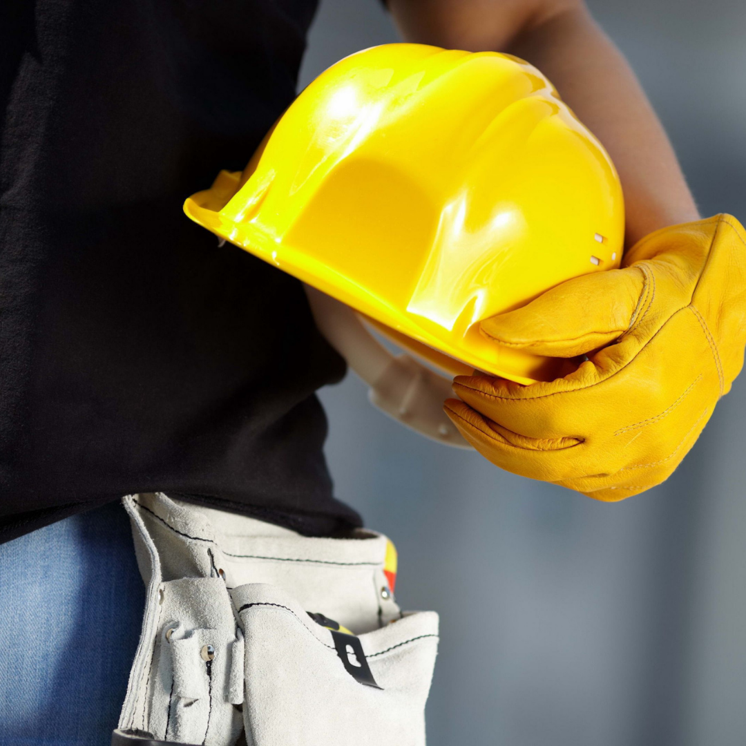 Trabalhador com capacete de segurança, representando apoio contabilístico e fiscal a empresas da área da construção e indústria na Moita.